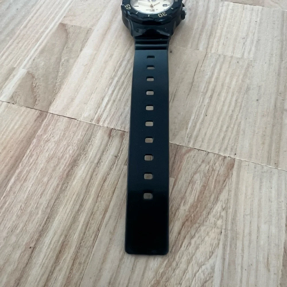 Casio ladies black and gold tone sporty watch NEW BATTERY